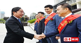 董事長李春波進京受獎，市委書記、市長歡送！