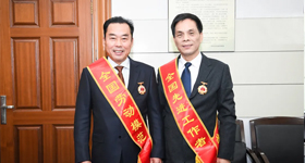 勞動光榮！勞模可敬！<br/>縣領導接見赴京回新全國勞動模范和先進工作者