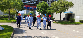 浙江醫藥總裁呂春雷對園區一線員工進行高溫慰問